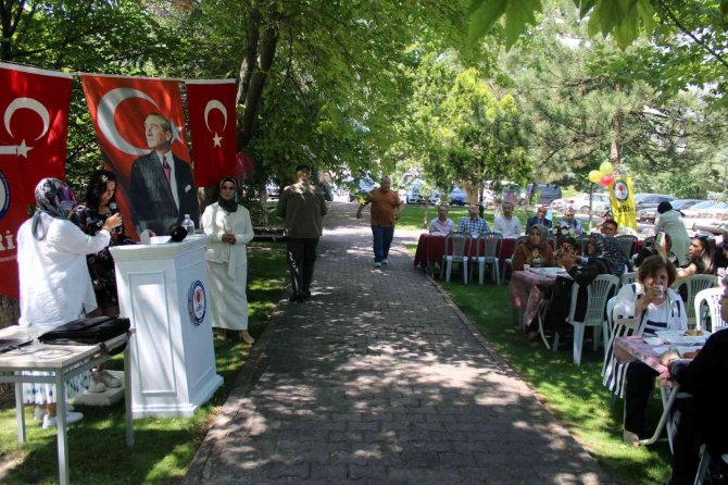 Zihinsel engelli vatandaşlar geleneksel bahar şenliklerinde bir araya geldi