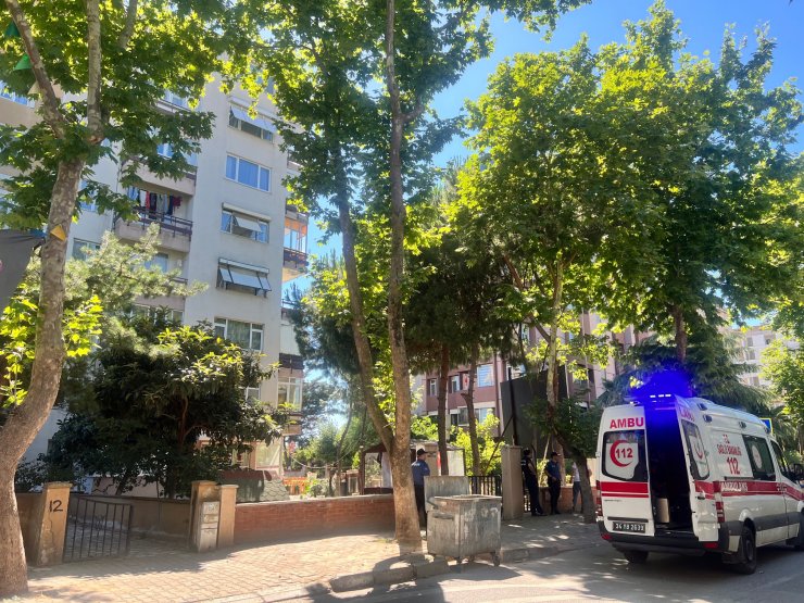 8 katlı apartmanın çatısında çökme oldu