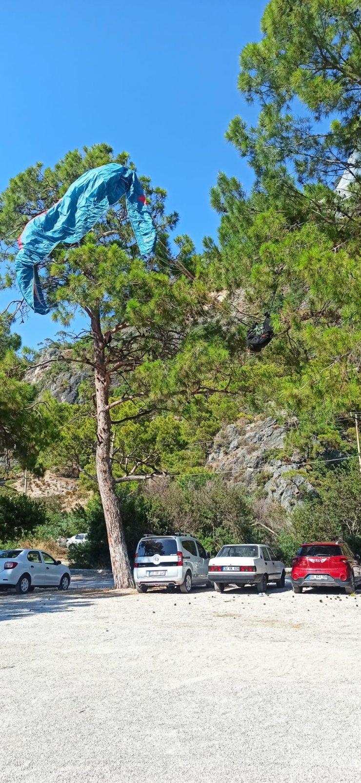 Ağaca takılan yamaç paraşütçüsünü itfaiye kurtardı