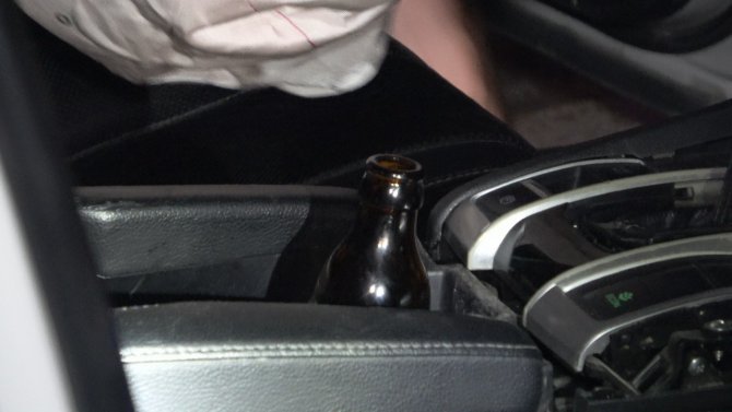 Araçta sıkışan sürücüyü çıkarmak için zamanla yarıştılar