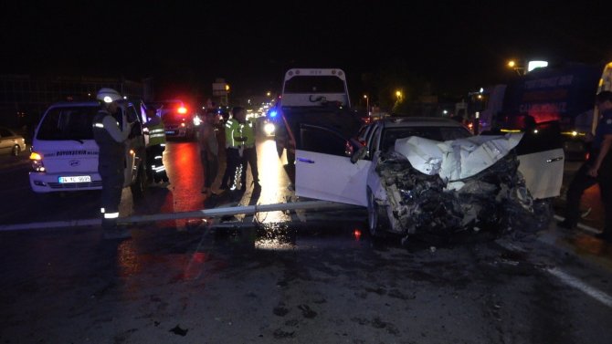 Araçta sıkışan sürücüyü çıkarmak için zamanla yarıştılar