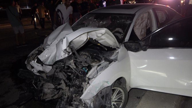 Araçta sıkışan sürücüyü çıkarmak için zamanla yarıştılar