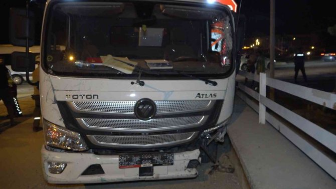 Araçta sıkışan sürücüyü çıkarmak için zamanla yarıştılar