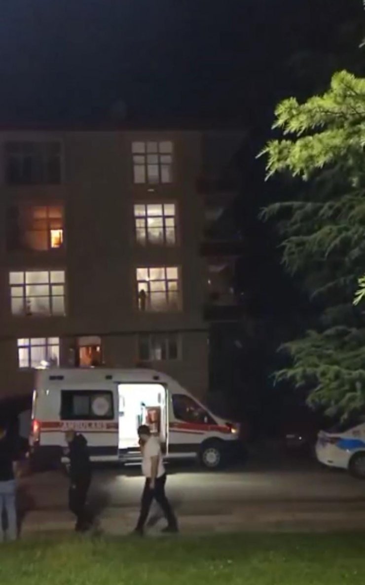 Boşanma aşamasındaki eşini bıçakla yaralayıp, kayınpederini öldürdü