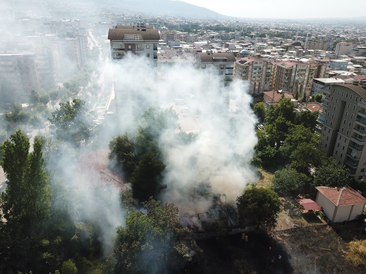 Çiftlikte korkutan yangın; 2 ahır kül oldu, sokak hayvanları öldü