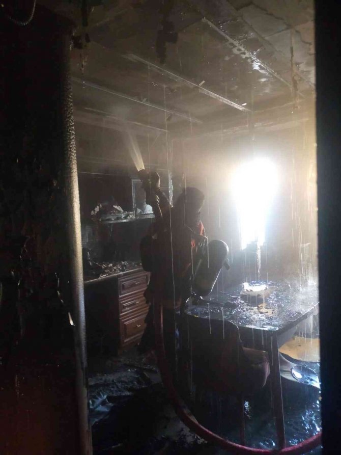 Çıkan yangında bir daire kullanılamaz hale geldi