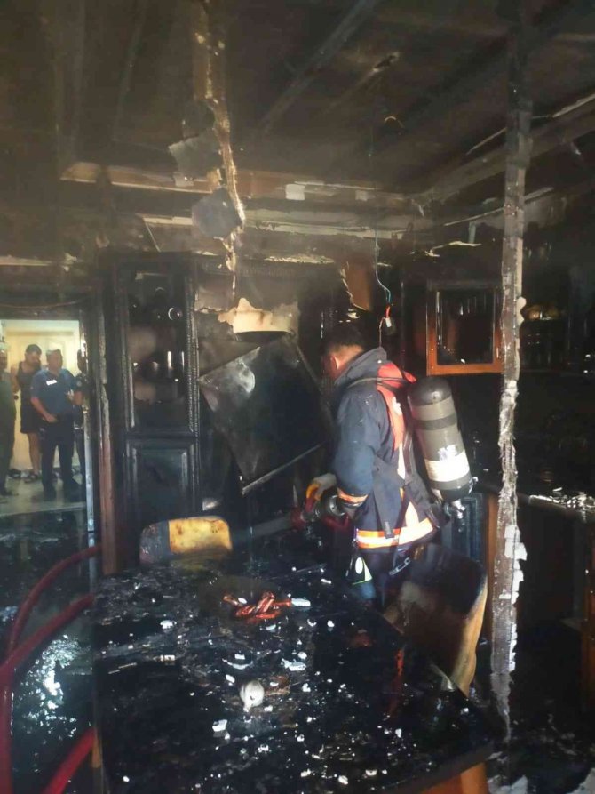 Çıkan yangında bir daire kullanılamaz hale geldi