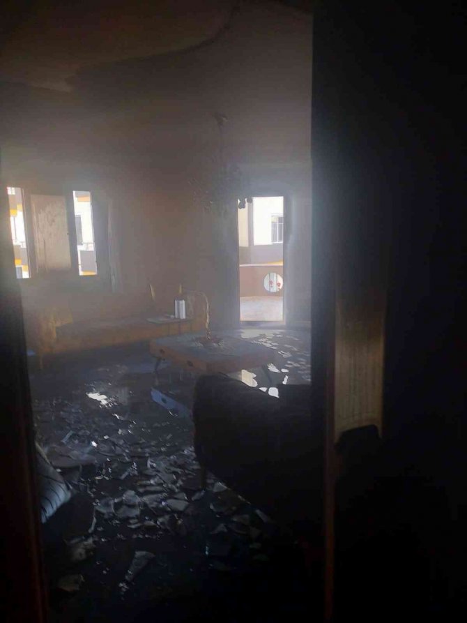 Çıkan yangında bir daire kullanılamaz hale geldi