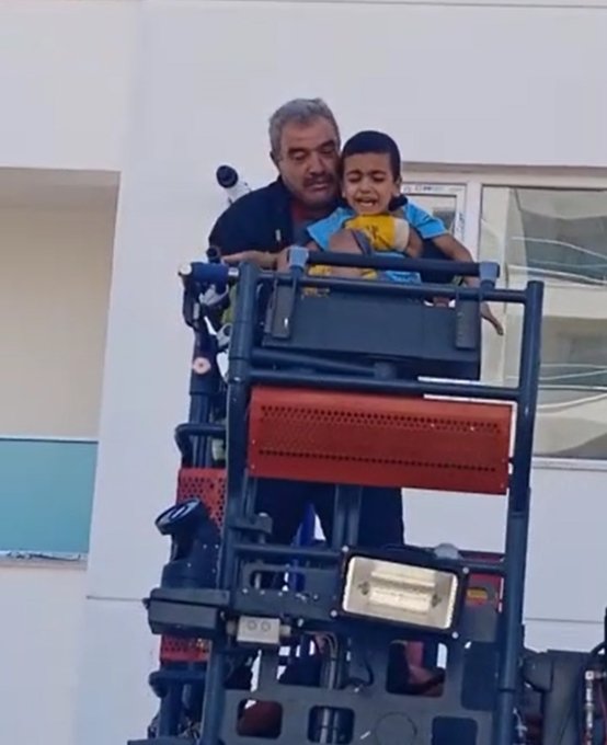 Diyarbakır'da 13 katlı binada yangın; 6 kişi dumandan etkilendi