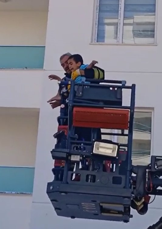 Diyarbakır'da 13 katlı binada yangın; 6 kişi dumandan etkilendi