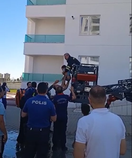 Diyarbakır'da 13 katlı binada yangın; 6 kişi dumandan etkilendi