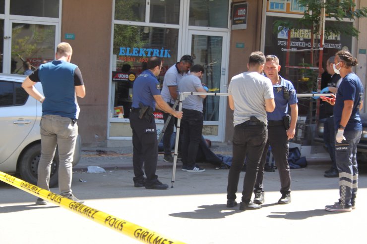 Eski eşini sokak ortasında öldürüp, aynı silahla intihar etti