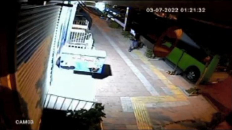 Evlerinin önünde silahlı saldırıya uğradılar