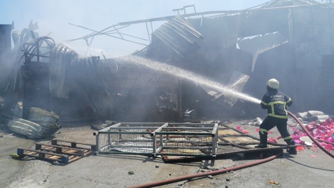 Geri dönüşüm fabrikası alevlere teslim oldu