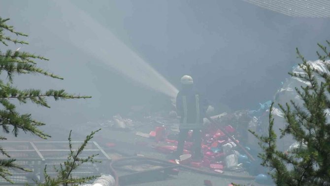 Geri dönüşüm fabrikası alevlere teslim oldu