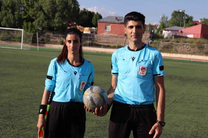 Hakemin evlilik teklifi final maçına damga vurdu