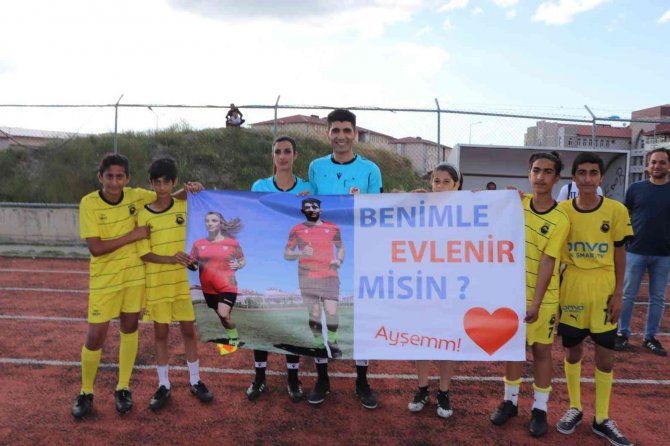 Hakemin evlilik teklifi final maçına damga vurdu