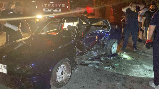 İki otomobil çarpıştı: 1’i ağır 2 yaralı