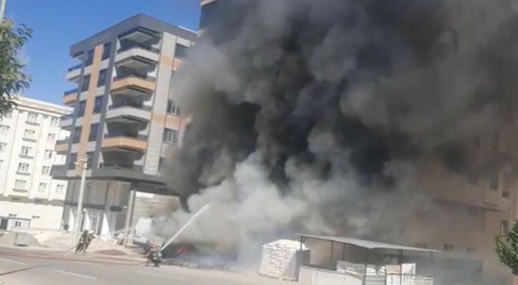 İnşaat malzemesi satılan iş yerinde yangın; 1 ev ile 2 araç da hasar gördü