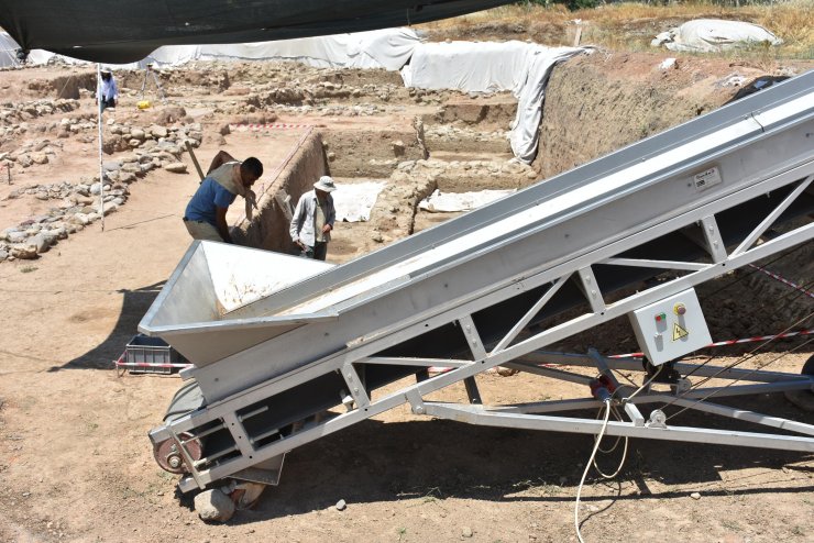  İzmir'in ilk kadınları dikim için bu aletleri kullanıyordu
