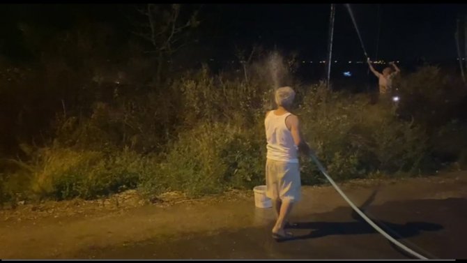 Makilik alanda çıkan yangın mahalleyi sokağa döktü