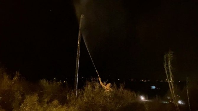 Makilik alanda çıkan yangın mahalleyi sokağa döktü