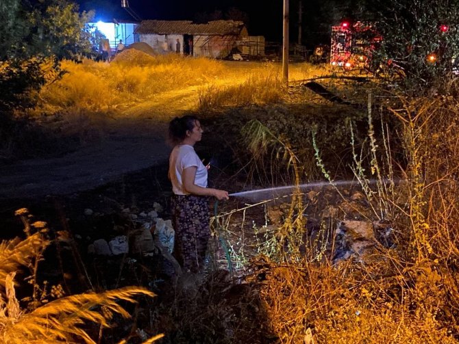 Makilik alanda çıkan yangın mahalleyi sokağa döktü