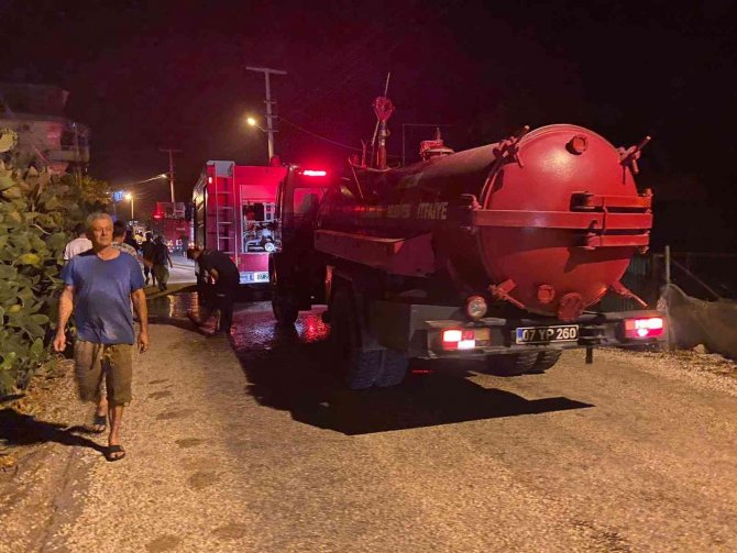 Makilik alanda çıkan yangın mahalleyi sokağa döktü