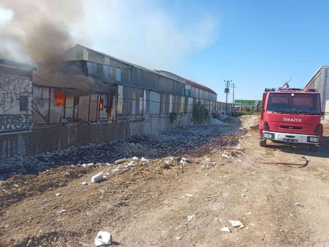 Mermer işletmesi şantiyesi yangında küle döndü