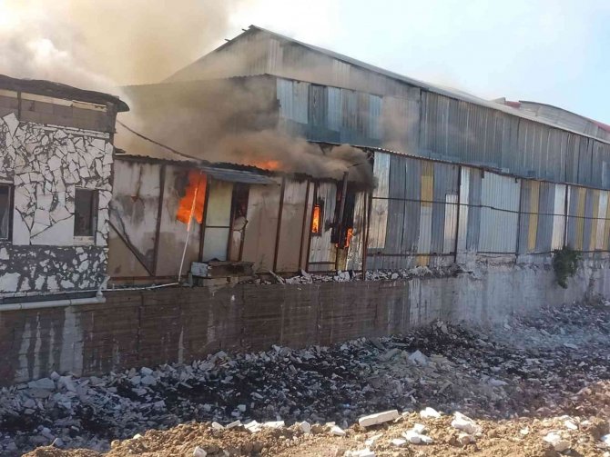 Mermer işletmesi şantiyesi yangında küle döndü