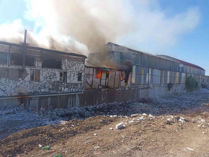 Mermer işletmesi şantiyesi yangında küle döndü