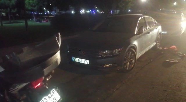 Motosiklet park halindeki otomobile çarptı: 1 yaralı