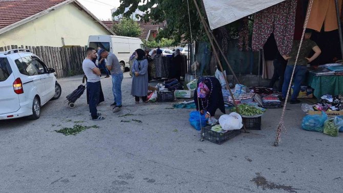 Otomobil pazara daldı, faciadan dönüldü