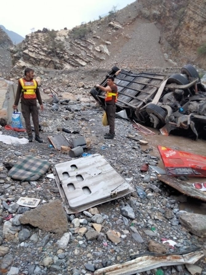 Pakistan’da otobüs vadiye uçtu: 19 ölü, 12 yaralı