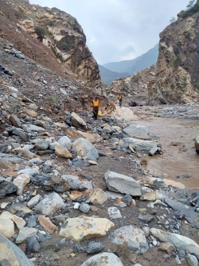 Pakistan’da otobüs vadiye uçtu: 19 ölü, 12 yaralı