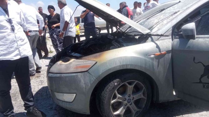 Park halindeki otomobil alev aldı