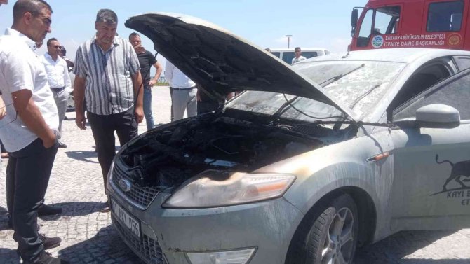 Park halindeki otomobil alev aldı