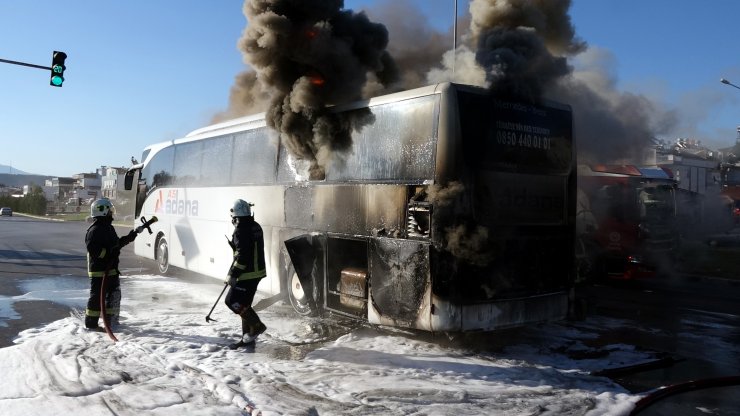 Sanayiden çıkan yolcu otobüsü otogara giderken alev alev yandı