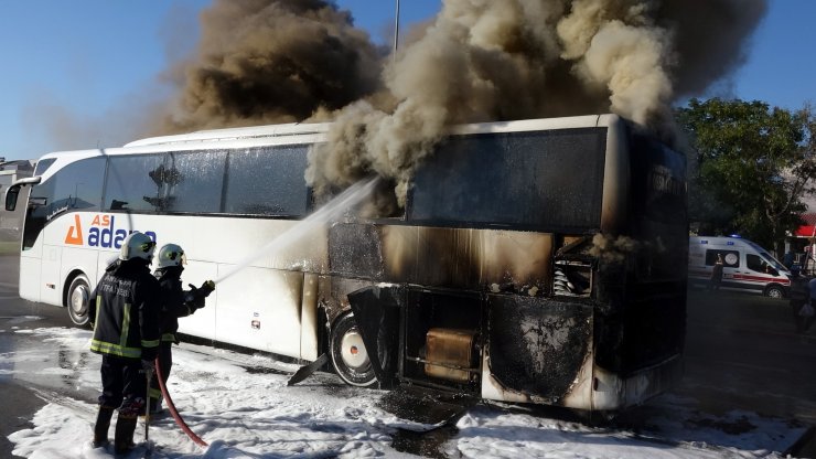 Sanayiden çıkan yolcu otobüsü otogara giderken alev alev yandı