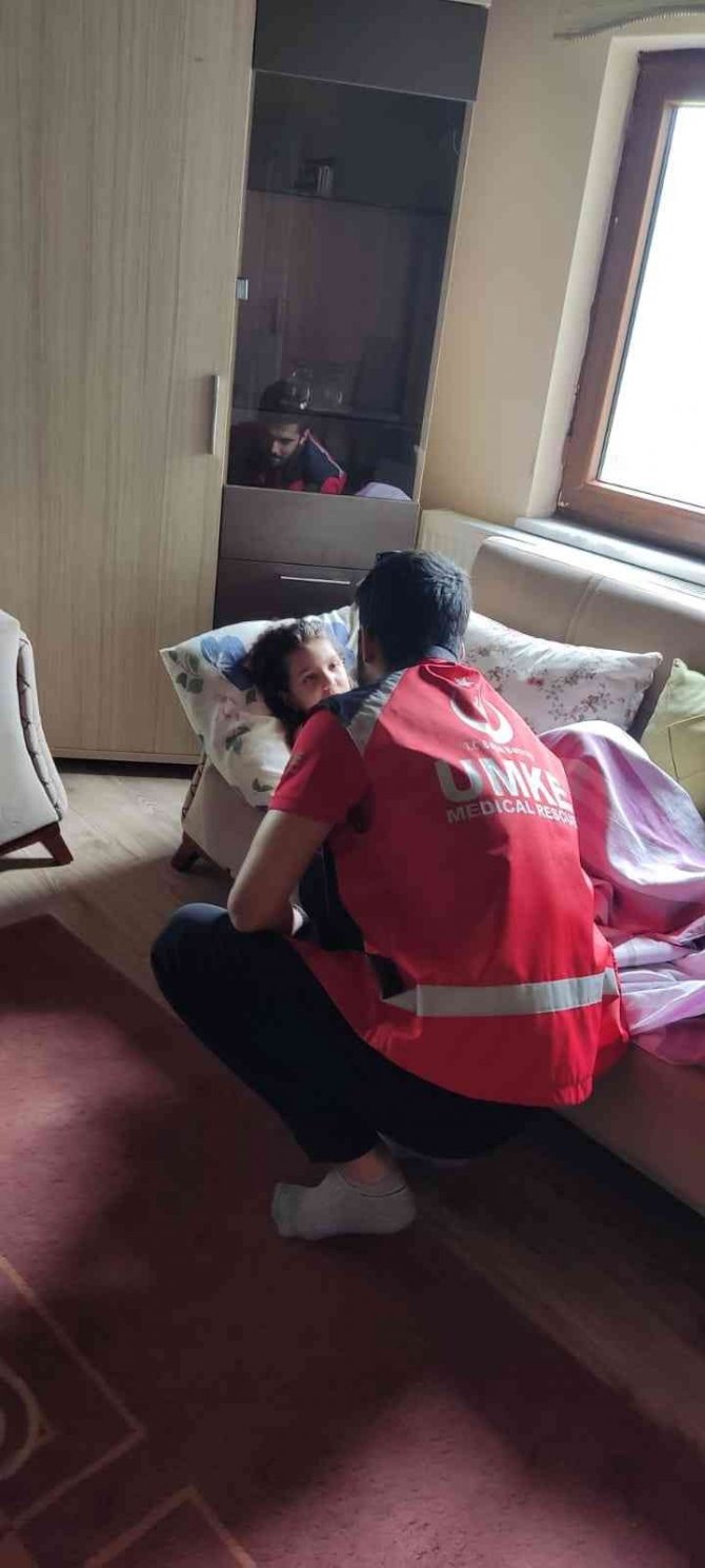 Selde yolları çöken köye dağ yollarından ulaştılar