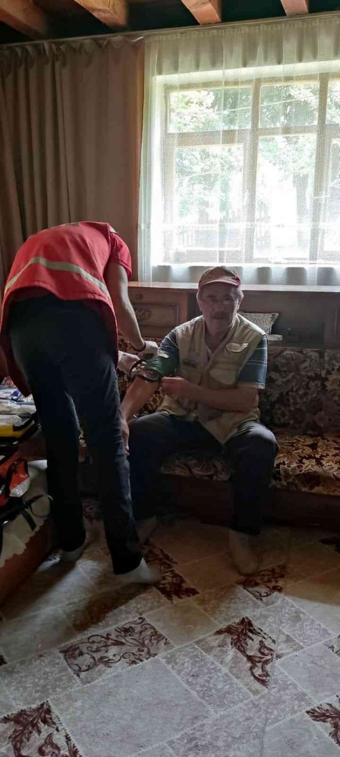 Selde yolları çöken köye dağ yollarından ulaştılar