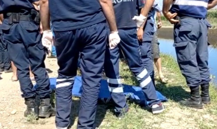 Serinlemek için kanala giren Murat, boğuldu