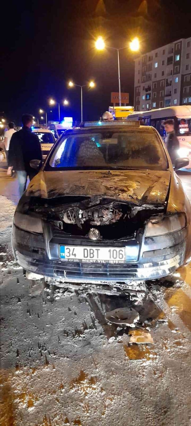 Seyir halindeki otomobil yandı