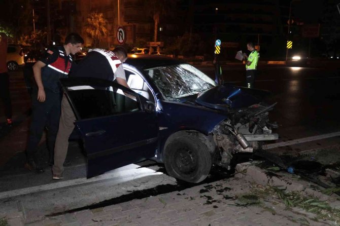 Sinyalizasyon direğine çarpan otomobil sürücüsü hayatını kaybetti