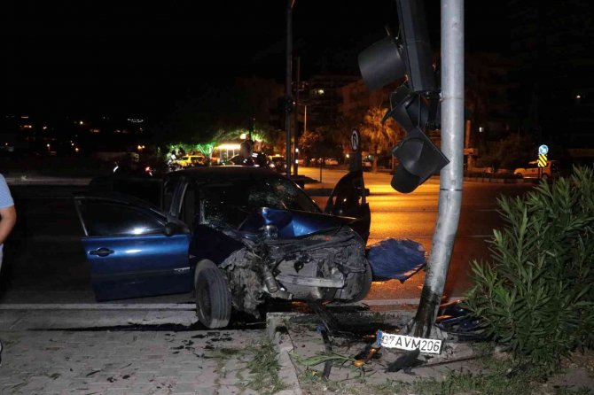 Sinyalizasyon direğine çarpan otomobil sürücüsü hayatını kaybetti