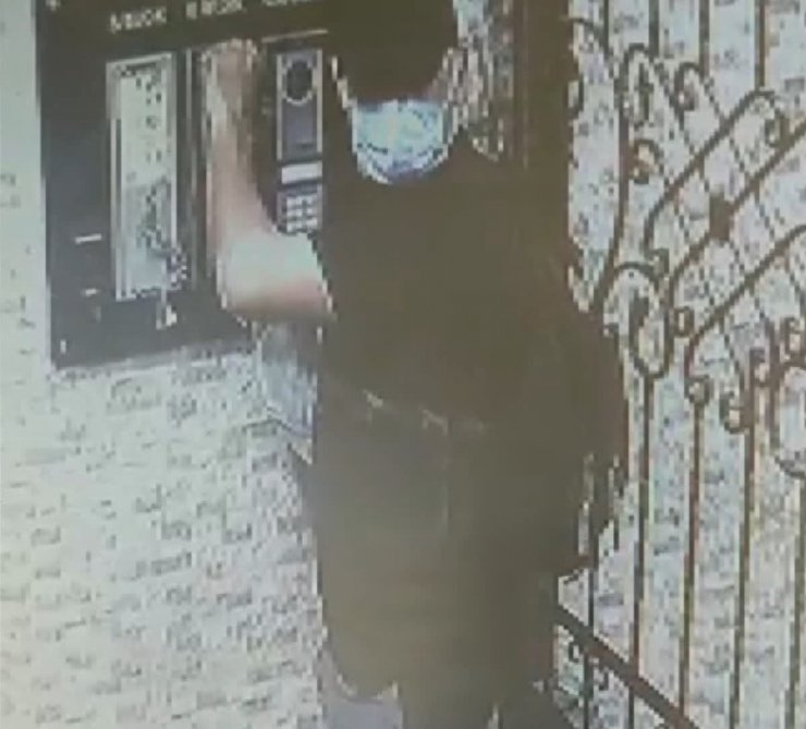 Sitelerin diyafonlarını çalan hırsız kamerada