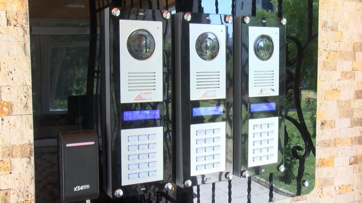 Sitelerin diyafonlarını çalan hırsız kamerada