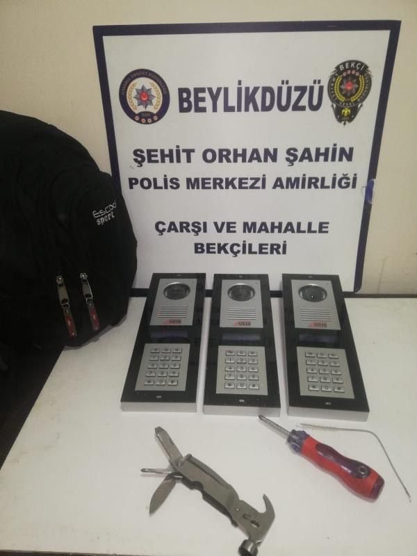 Sitelerin diyafonlarını çalan hırsız kamerada