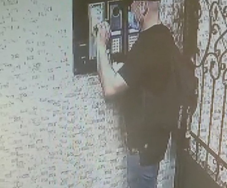 Sitelerin diyafonlarını çalan hırsız kamerada