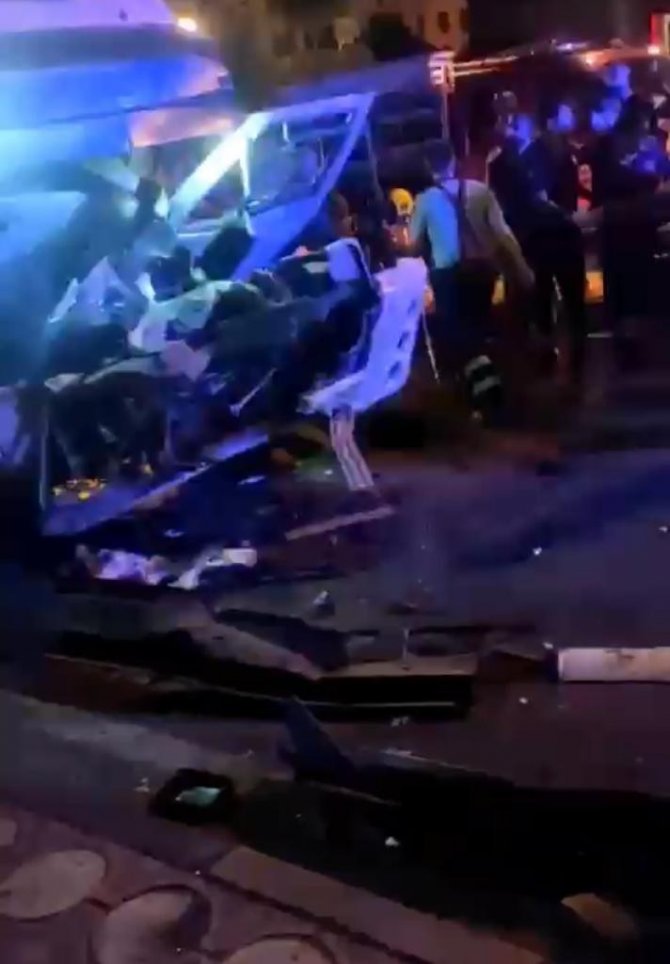 Tır park halindeki kamyona çarptı: 1 yaralı